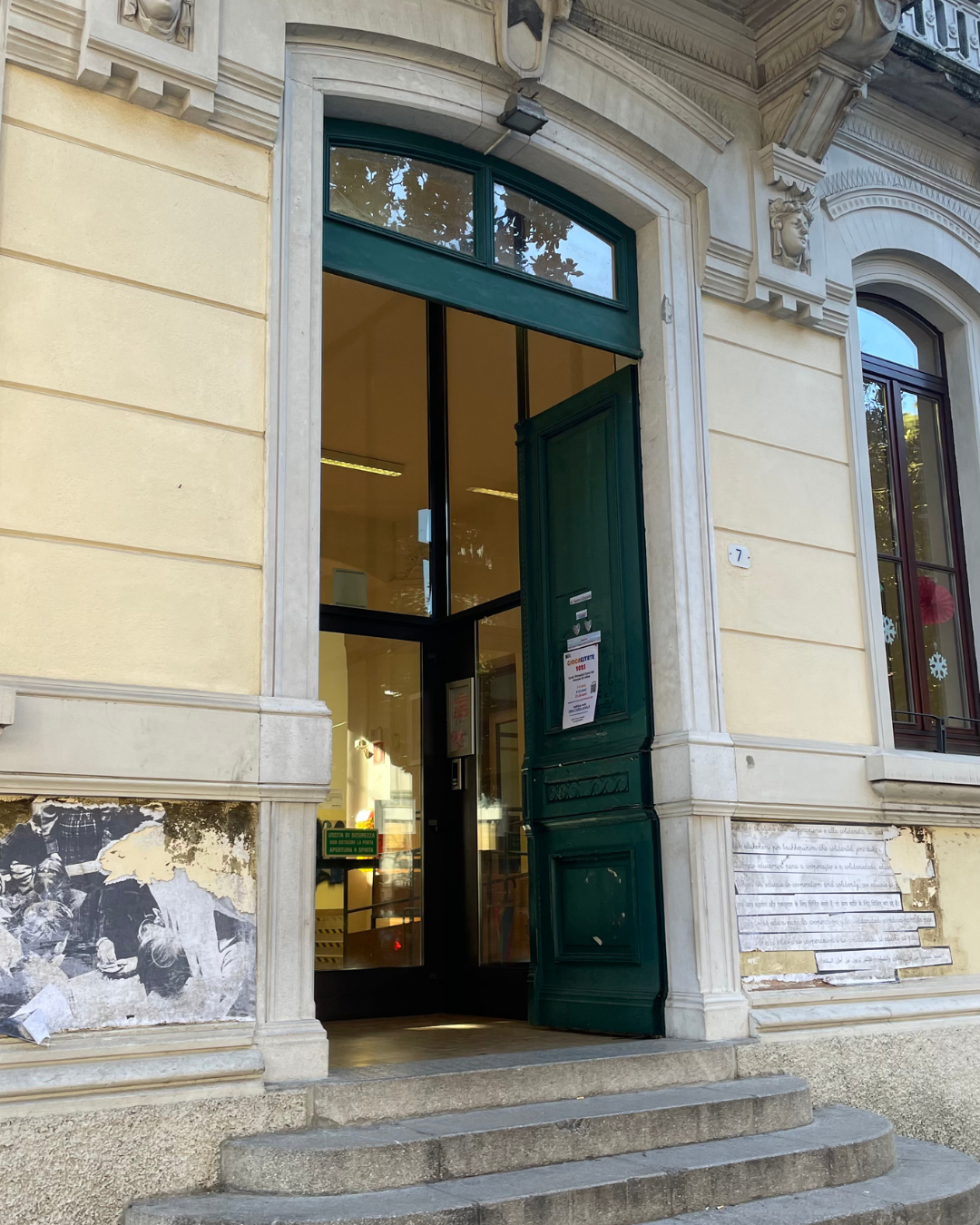 Bambina osserva le cartoline