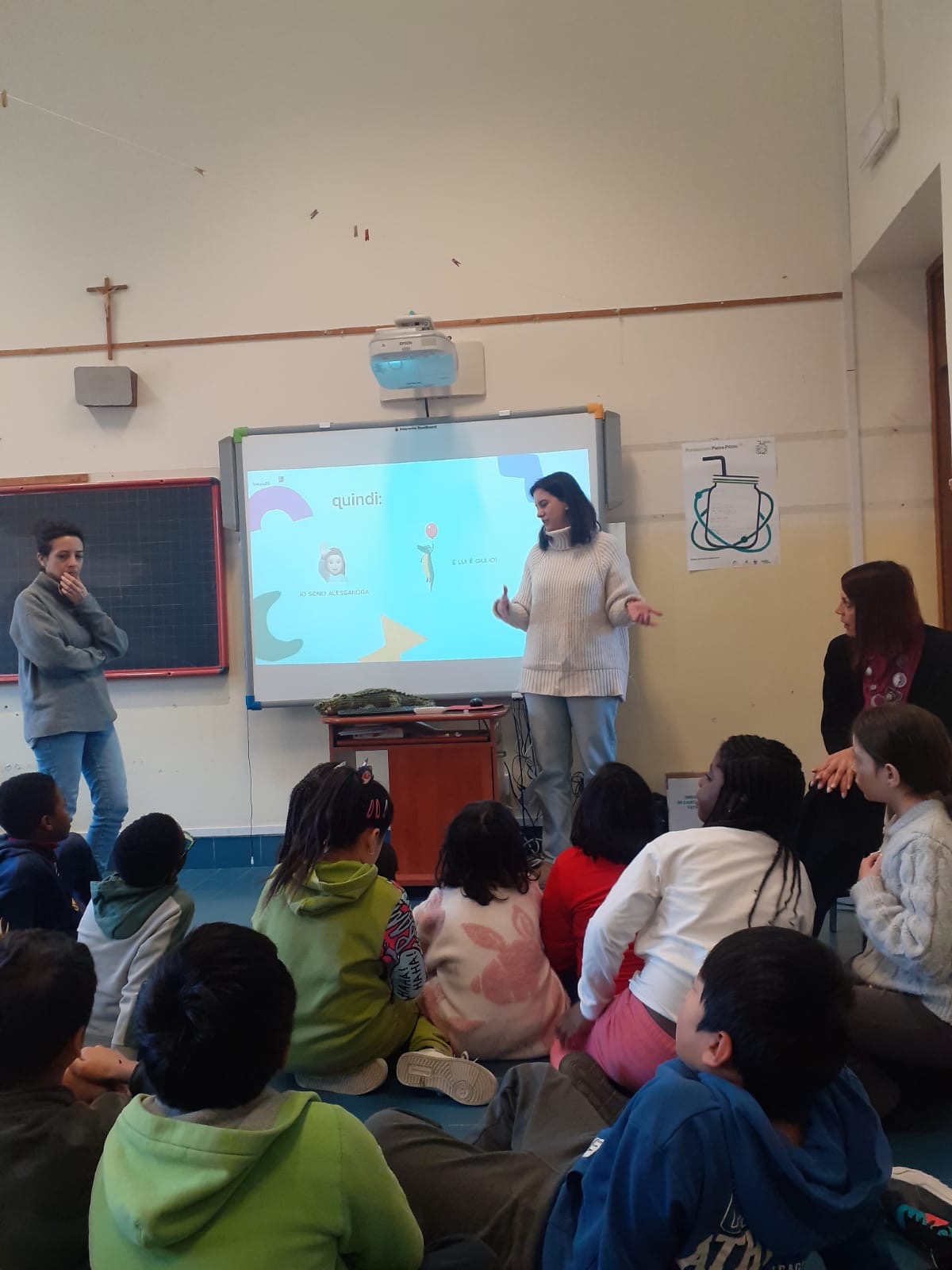 Bambini confrontano le cartoline