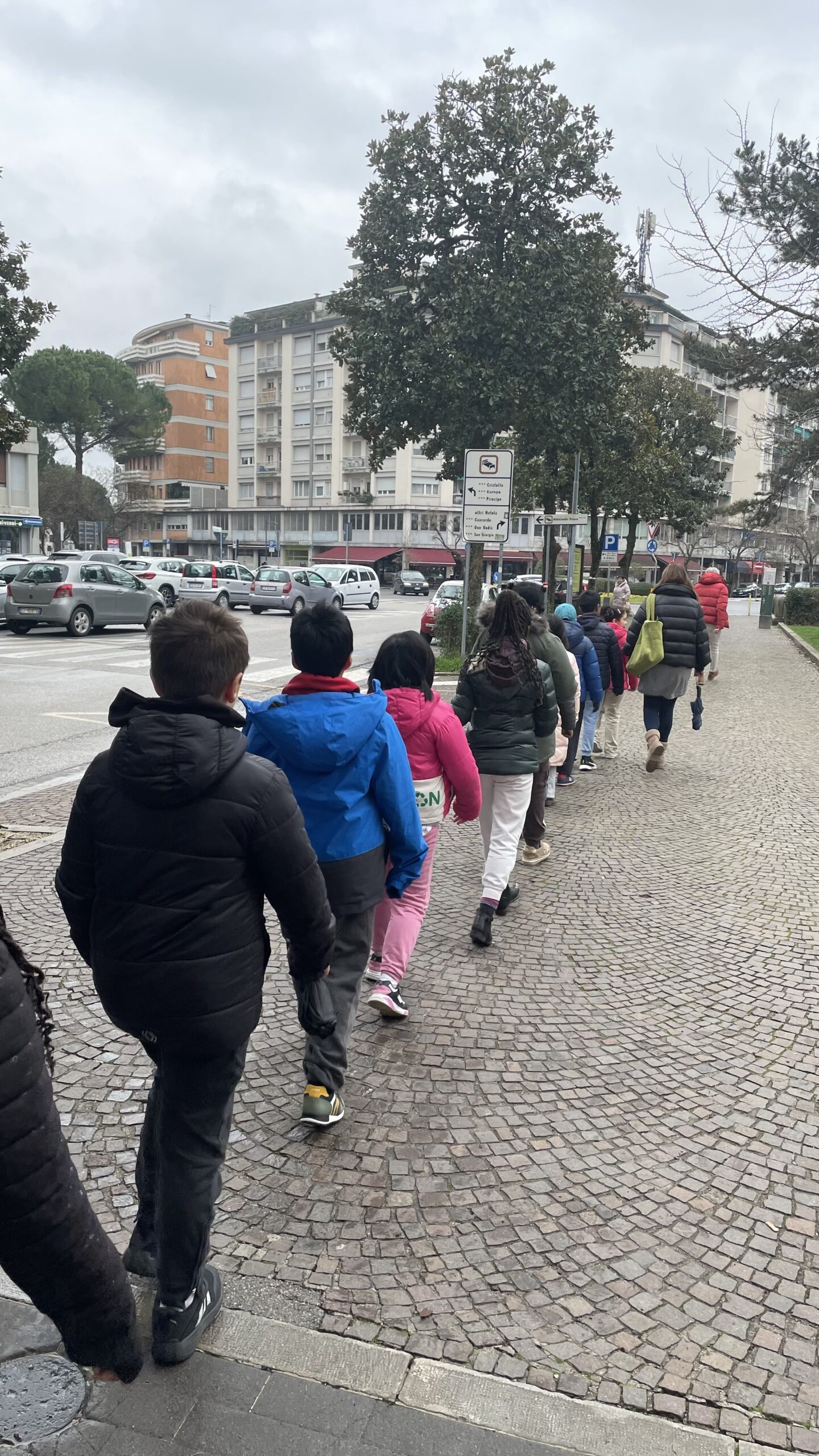 Bambini in fila per due