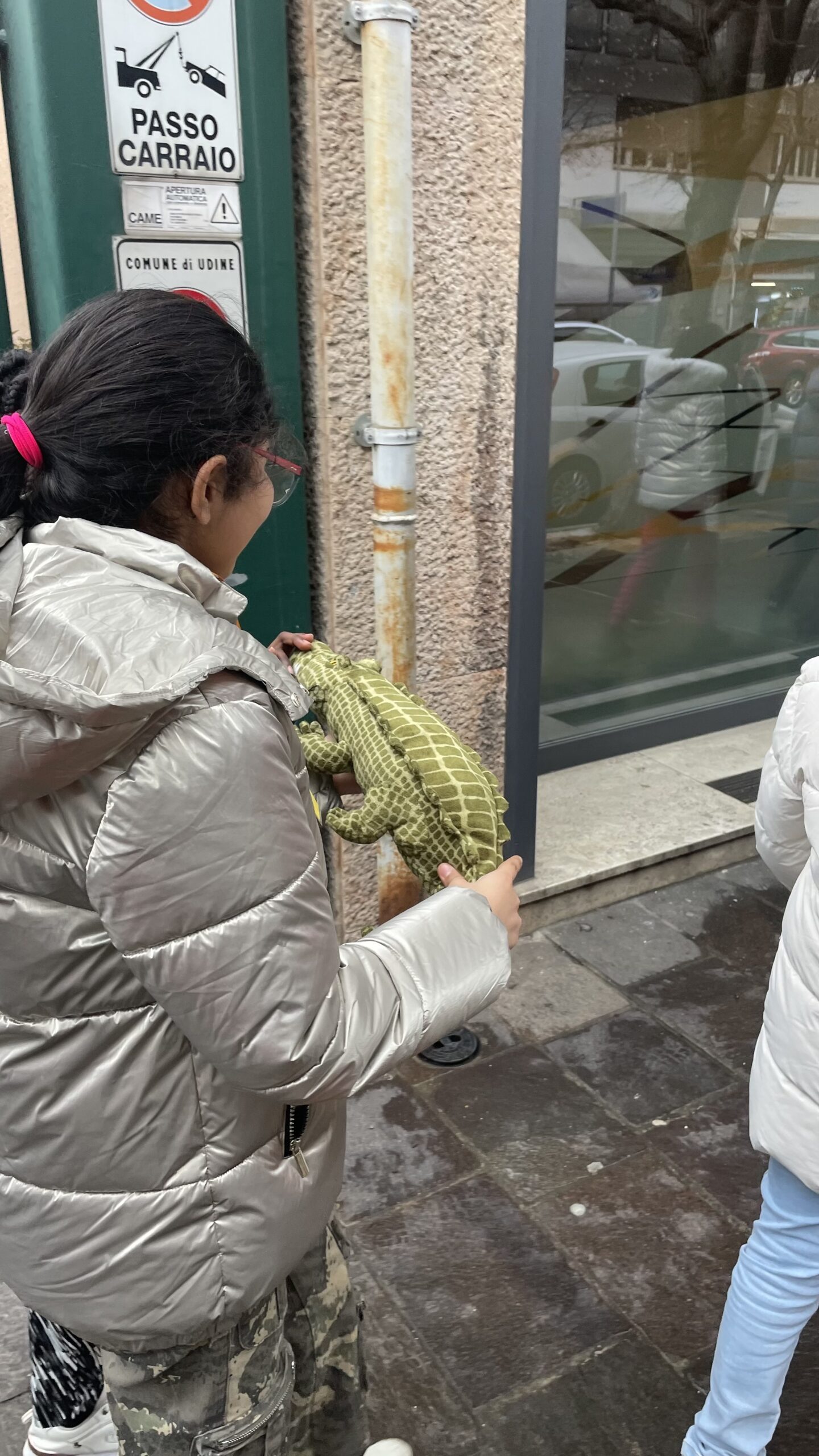 Bambini osservano il quartiere
